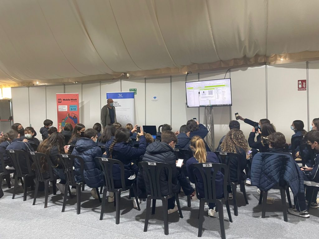 Alumnos asistiendo a un taller de programación para móviles